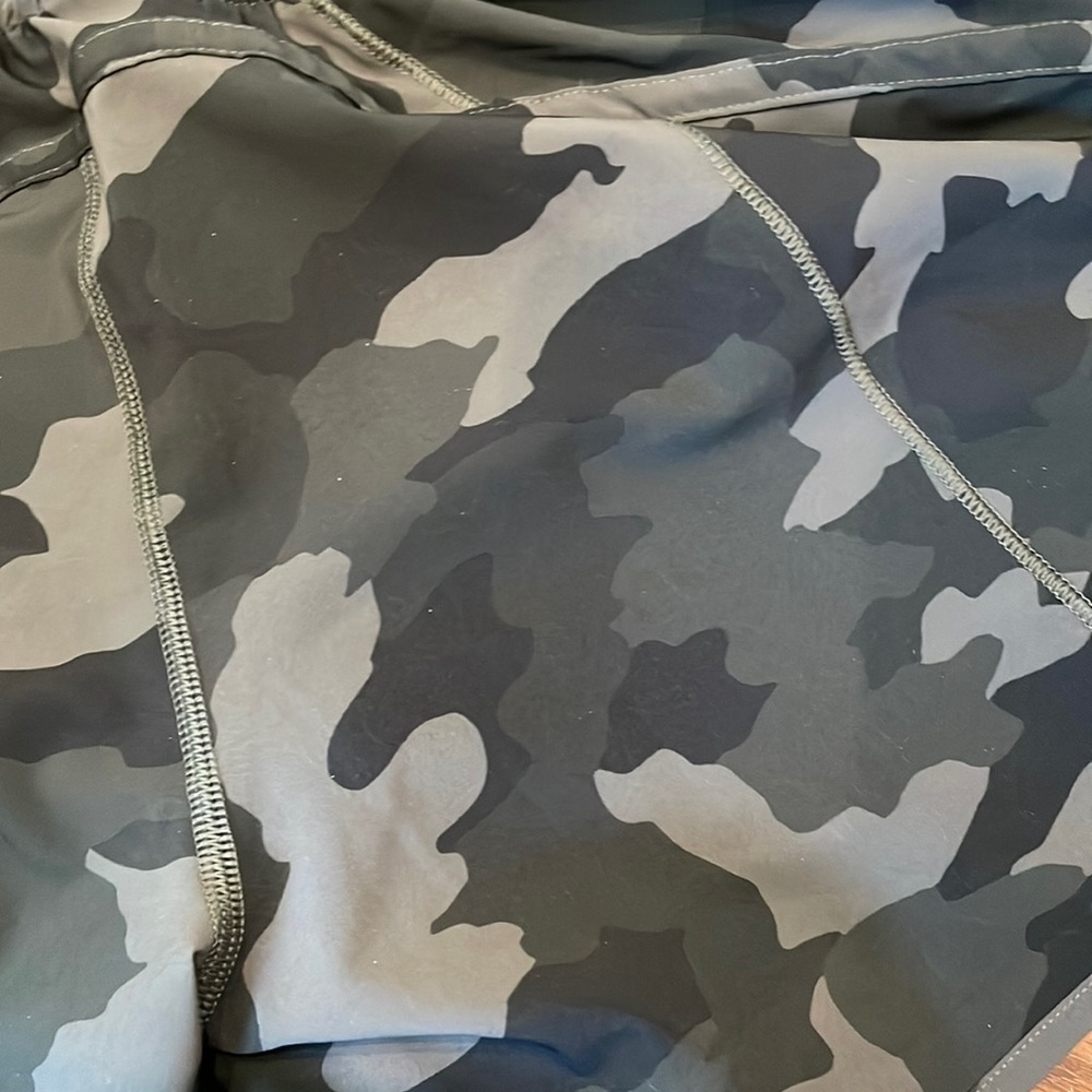 Lululemon Tracker Short 5" size 2 NWT in camoflauge - Picture 3 of 6
